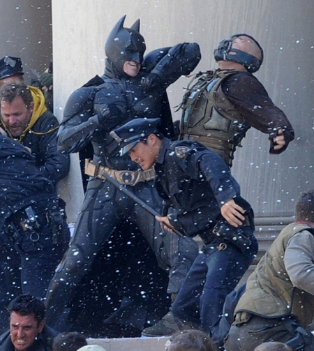 Diễn viên Christian Bale, người vao vai Batman, đánh nhau với Bane (do Tom Hardy đóng) trong một cảnh quay trước Gotham City Hall.