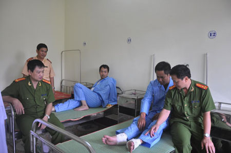 Hai chiến sĩ CSGT TP Nam Định phải nhập viện do bị lái xe vi phạm tấn công.