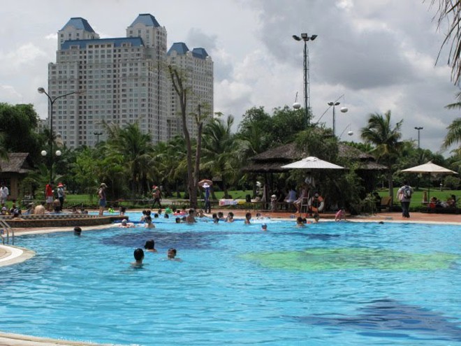 2. Hồ bơi Văn Thánh. Xếp vị trí thứ 2 trong top 5 hồ bơi công cộng được yêu thích tại Sài Gòn, hồ bơi Văn Thánh được ví như một bể bơi sang trọng tại resort nhưng giá cả rất phải chăng, chỉ khoảng 40.000 đồng/lượt. 