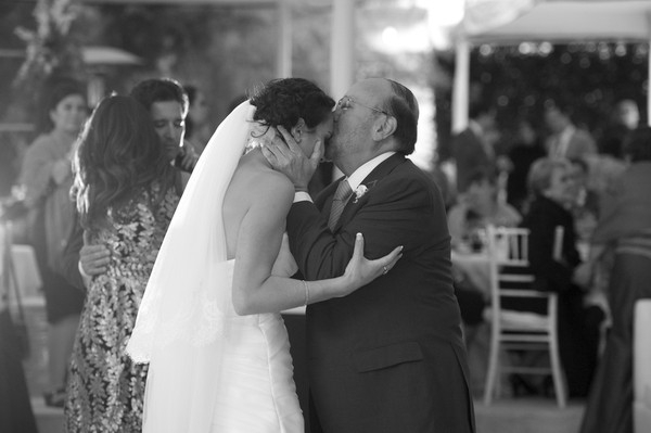 Khoảnh khắc cảm động của cha và con gái trong ngày cưới 2