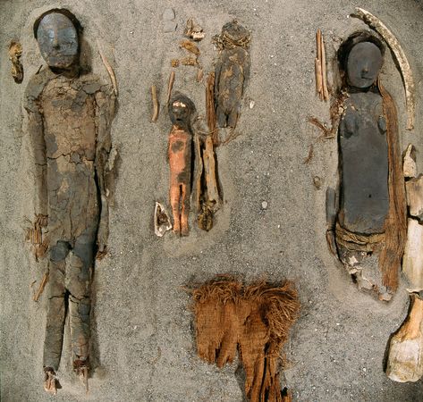 Các xác ướp người lớn và trẻ em được phân cách bởi xương cá voi. Đây có thể là các xác ướp của một gia đình. Theo quan niệm của người Chinchorro, ướp xác để thể hiện sự hiện diện trường tồn của tổ tiên