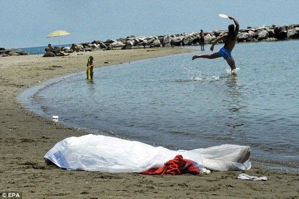 Hồn nhiên vui đùa gần xác chết trên bãi biển | Xác chết phụ nữ,Thi thể phụ nữ,Xác chết trên bãi biển