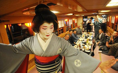 Cuộc sống của một Geisha nam sau lớp phấn trang điểm - 12