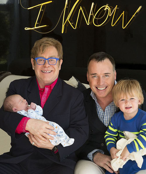 Cả hai cậu con trai của danh ca Elton John và bạn đời đồng giới David Furnish đều được sinh ra bằng phương pháp thụ tinh nhân tạo. Cặp đôi xin trứng của một người phụ nữ và thuê một người phụ nữ khác mang thai hộ. Theo các nguồn tin, giá cho mỗi lần đẻ thuê là 27.000 USD và 32.000 USD. Cho đến nay, vẫn chưa rõ Elton hay David là cha thực sự của các cậu nhóc.