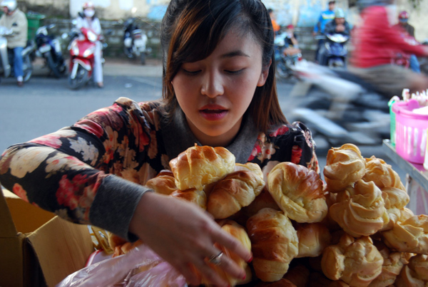 banh6 Cô gái bán bánh tráng trộn xinh như hotgirl đột nhiên nổi tiếng nhờ Youtube