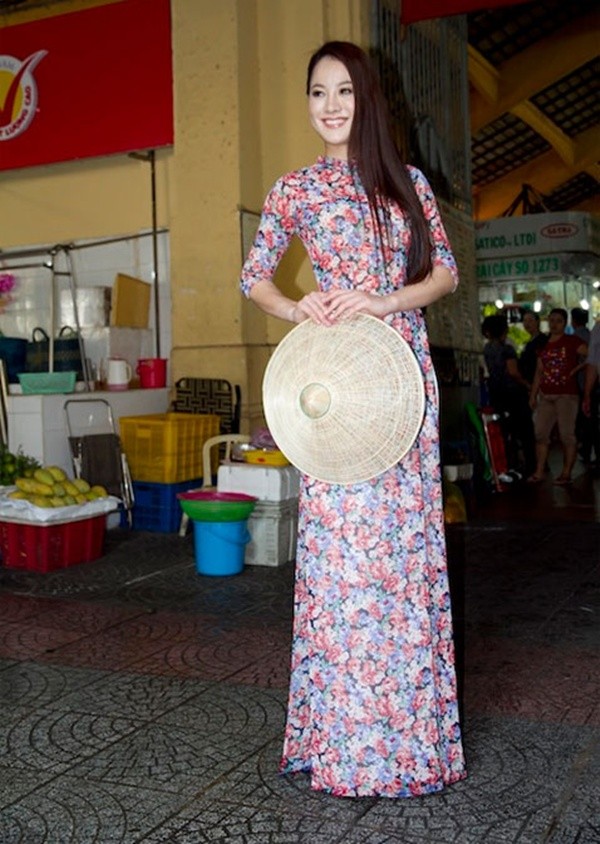 Phụ nữ nước ngoài &quot;đẹp lạ&quot; bên chiếc nón lá của người Việt 5