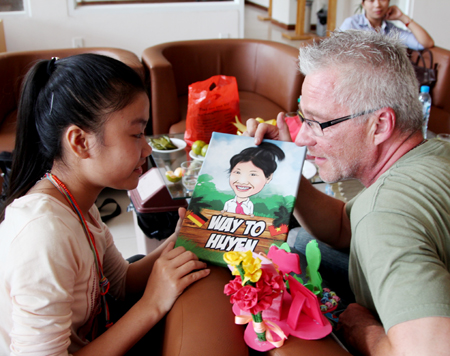 Cuộc gặp gỡ giữa nhà báo Đức và em bé nghèo Việt Nam- Phạm Thị Thảo Huyền ngày 9/7/2013.