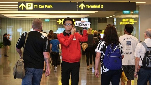 Người thân khóc ngất khi chờ đợi tin tức từ chuyến bay AirAsia mất tích 6