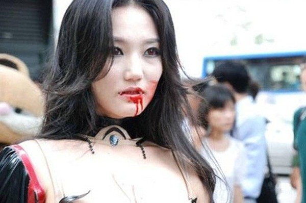 Hàn Quốc: &quot;Nữ ma cà rồng hút máu&quot; xuất hiện ở Gangnam 1