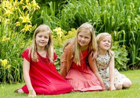 Các nàng công chúa Hà Lan chụp hình tại trang viên hoàng gia hồi tháng 7 vừa qua.
