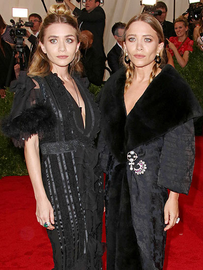 Bộ đôi chị em nhà thiết kế song sinh Mary-Kate and Ashley Olsen