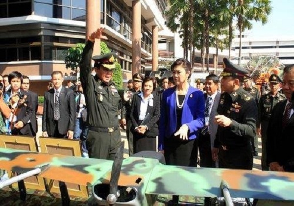 &#9;Thủ tướng Thái Lan tới thăm trụ sở quân đội tại Ratchadamnoen Nok Avenue ngày 14/12/2011.