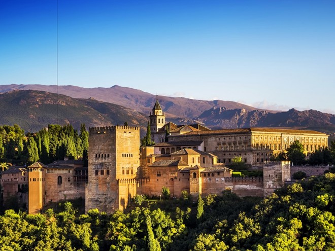 9. Cung điện Alhambra, Tây Ban Nha: Cung điện do người Moor đến từ Tây Bắc châu Phi từng cai trị Tây Ban Nha thời trung cổ xây dựng theo phong cách kiến trúc Narsid với mái vòm dát ngà voi và ngọc quý cùng các bức tượng có những hình vẽ trừu tượng thể hiện đậm nét văn hóa Hồi giáo. Cung điện Alhambra tọa lạc trên ngọn đồi Sabîka với 720 m chiều dài và 220 m chiều rộng. 