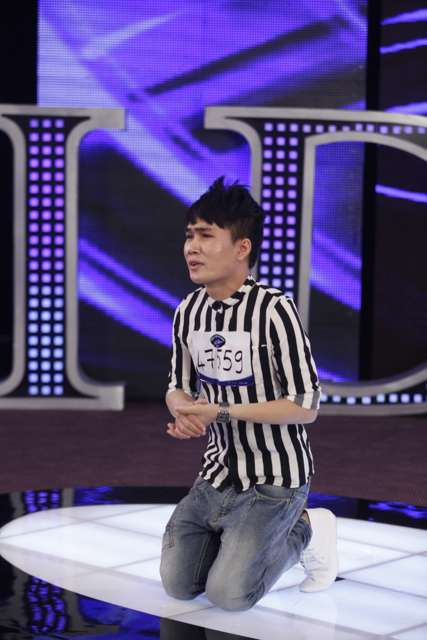 Quân Kun &quot;sịp vàng&quot; gây shock khi quỳ lạy giám khảo Vietnam Idol 4