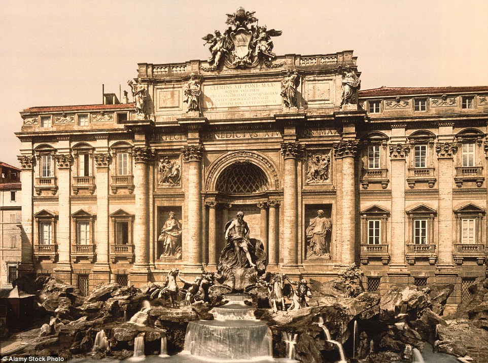 Đài phun nước Trevi nằm ở Roma, Italia do kiến trúc sư Ý Nicola Salvi thiết kế. Ảnh chụp trong khoảng thời gian từ 1890 đến 1900.