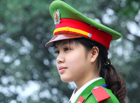 Hồng Nhung vẫn rất xinh đẹp trong bộ quân phục nghiêm trang