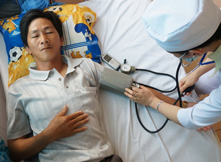 Ông Nông Văn Thanh đang điều trị tại Trung tâm Y tế huyện Lâm Hà