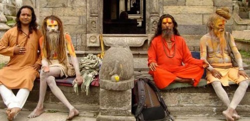 Ăn thịt người chết: Tập tục kỳ lạ này là của người Aghori Babas sống ở Varanasi, Ấn Độ. Người Aghori thờ thần Shiva như đấng tối cao, nổi tiếng với những hủ tục sau khi chết. Họ không coi bất kỳ điều gì là cấm kỵ, kể cả ma túy, rượu, các hành vi tình dục quái gở…  Sau khi hỏa táng, họ lấy tro của người chết để bôi khắp người, lấy xương và đầu lâu làm bát ăn hoặc đồ trang sức, thậm chí làm tình với xác chết. Ghê rợn hơn, người Aghori còn vớt các xác chết từ sông Hằng lên để ăn. Họ tin rằng sức mạnh đến từ cái chết. Một số nghi lễ kỳ quặc khác phải kể đến việc đi trên lửa để thể hiện lòng tôn kính với thần Draupadi của người Timiti ở Tamil Nadu, hay móc những móc sắt vào lưng người để treo lên ở đền Kali, Kerala… Thời trước, các góa phụ trẻ bị thiêu theo chồng.