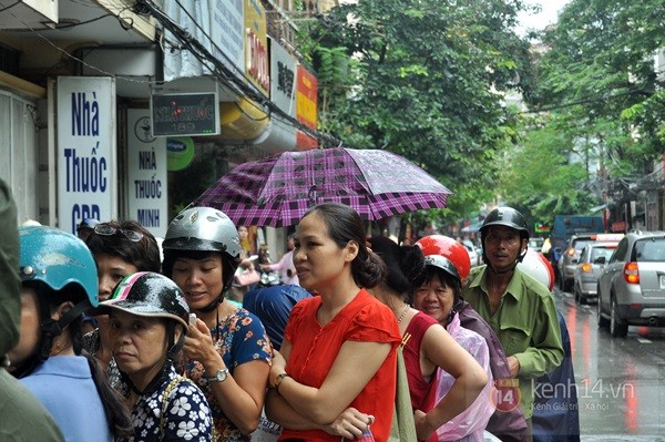 Tắc cả đường vì dòng người đội mưa xếp hàng mua bánh trung thu hot nhất Hà Nội 21