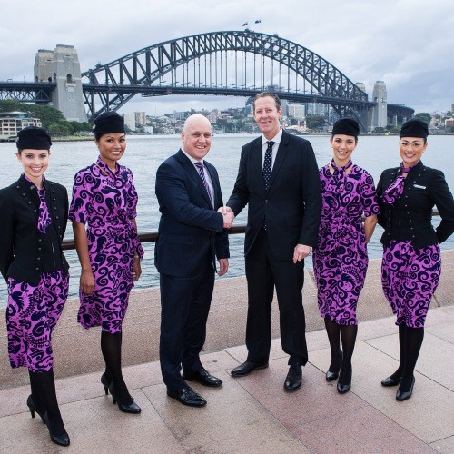 5. Đồng phục hãng  Air New Zealand, New Zealand: Đồng phục cho nữ tiếp viên của hãng giống váy đi chơi hơn là trang phục làm việc. Tuy đem lại sự thoải mái cho tiếp viên, nhưng bộ đồng phục này không có chút gì là thanh lịch và chuyên nghiệp cả.