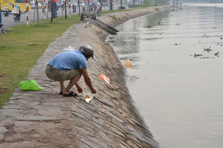 Bao nilon vương vãi đầy trên bờ kênh tại TPHCM (Ảnh: Đình Thảo).