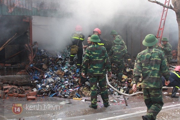 Hà Nội: Cháy lớn tại kho hàng Tết gần cầu Long Biên - phát hiện nhiều pháo hoa lậu 9