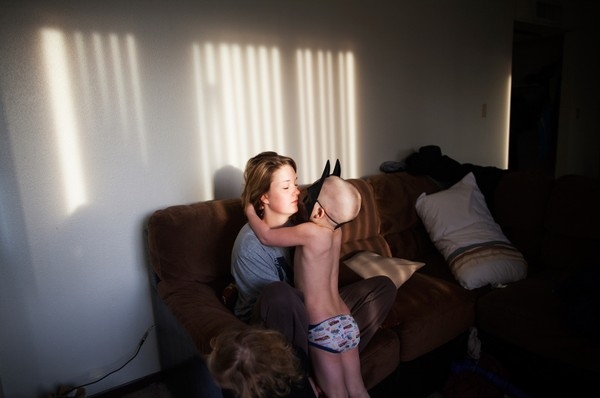 Bộ ảnh chân thực về cuộc sống của một bà mẹ trẻ bị bạo hành 38