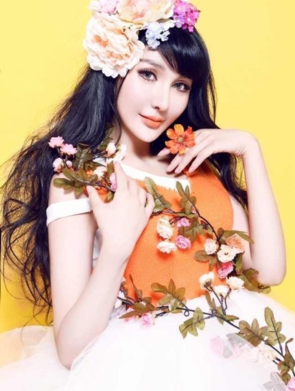 Trong loạt ảnh chụp với hoa này, Dai Beiqi xinh như một cô búp bê bằng xương bằng thịt