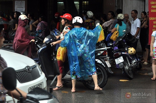 Tắc cả đường vì dòng người đội mưa xếp hàng mua bánh trung thu hot nhất Hà Nội 27