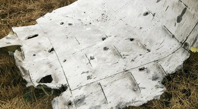 Một mảnh vỡ của MH17 ở miền đông Ukraina. Ảnh: New York Times