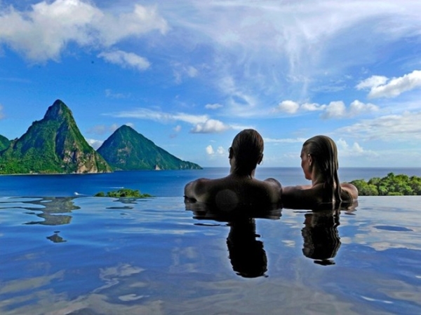 Đến với khách sạn Jade Mountain, St. Lucia, du khách có thể thưởng thức phong cảnh dãy núi Petit và Gros Piton phản chiếu từ bể bơi vô cực.