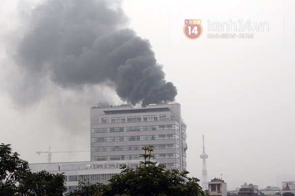Cháy dữ dội tại tòa nhà 12 tầng của đại học Ngoại thương Hà Nội 1