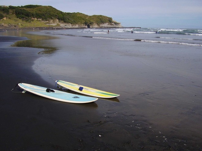 Bãi biển Muriwai ở Auckland, New Zealand trải dài 60 km với màu đen do tàn tích của núi lửa tạo thành.