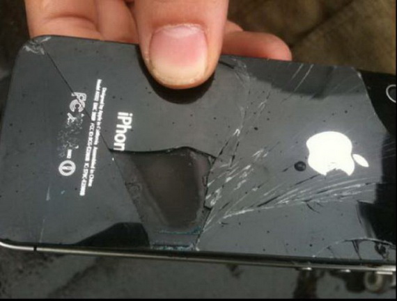 Pin của iPhone 4S bất ngờ bị chảy khiến rò rỉ axit 4