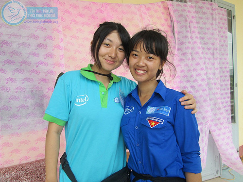 Hai cô gái ngoại quốc đam mê tình nguyện