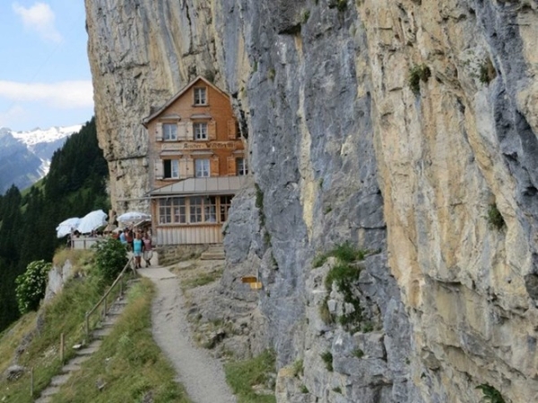 Khung cảnh ngoạn mục của khách sạn Berggasthaus Aescher nép mình ở phía bên của một ngọn núi ở dãy Alps, Thụy Sĩ.