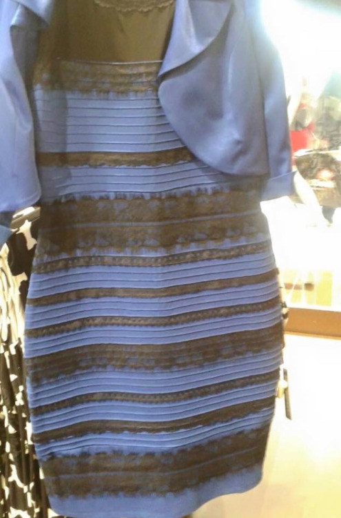 Chiếc váy "mỗi người thấy một màu" gây tranh cãi khiến 16 cặp đôi chia tay 1
