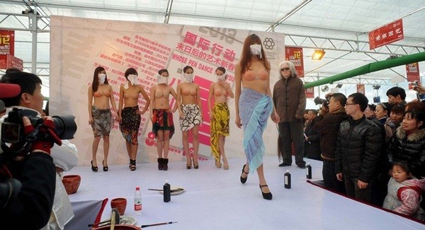 Trung Quốc: Các cụ thi vẽ lên... người đẹp bán khỏa thân 1