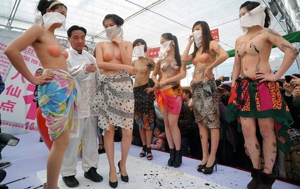 Trung Quốc: Các cụ thi vẽ lên... người đẹp bán khỏa thân 5