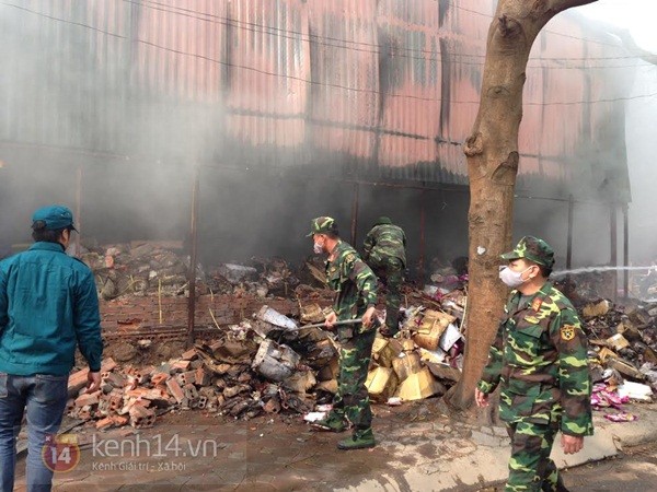 Hà Nội: Cháy lớn tại kho hàng Tết gần cầu Long Biên - phát hiện nhiều pháo hoa lậu 14