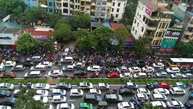 Hà Nội ngập, tắc đường kéo dài vì mưa lớn