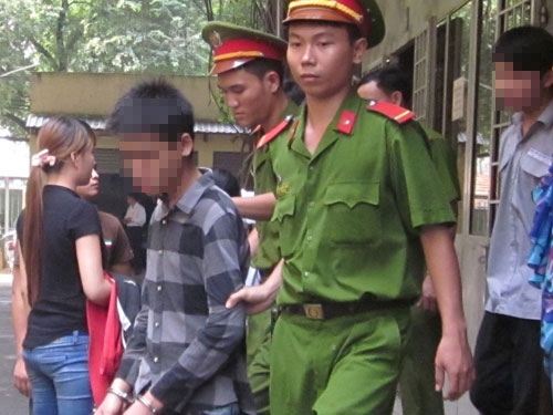 Nguyễn Vĩnh Khoa (áo ca rô), Cao Sơn (áo xám, phía sau)