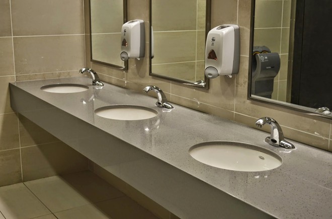 Hệ thống nhà vệ sinh công cộng siêu sạch: Chính quyền thành phố luôn đảm bảo các nhà vệ sinh công cộng được sạch sẽ để đón tiếp các du khách. Bạn sẽ thấy các toilet sạch bong, đầy đủ giấy, nước rửa tay... , có nhân viên viên dọn dẹp thường xuyên.