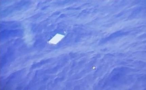 Ảnh một vật thể trôi nổi trên biển do phóng viên trên máy bay New Zealand tìm MH370 chụp được. Ảnh: BBC