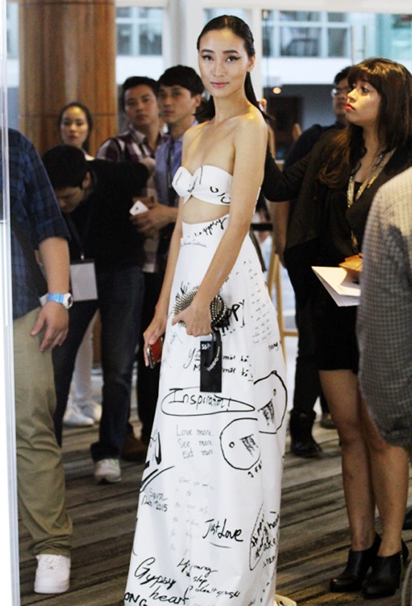 Dự sự kiện lớn ở Singapore, người mẫu Trang Khiếu chọn bộ cánh của nhà thiết kế Phi Phạm. Thiết kế có phần cúp ngực và cut-out khá rộng ở vòng 2. 