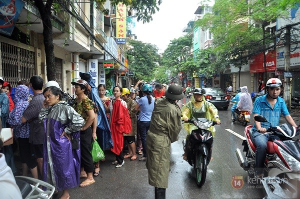 Tắc cả đường vì dòng người đội mưa xếp hàng mua bánh trung thu hot nhất Hà Nội 6