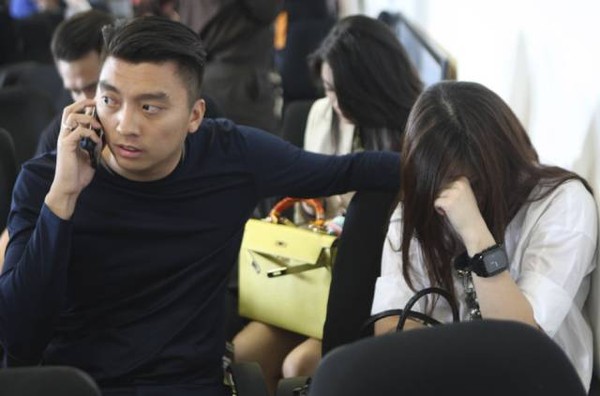 Người thân khóc ngất khi chờ đợi tin tức từ chuyến bay AirAsia mất tích 12