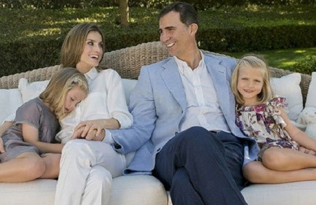 Hoàng tử Felipe bên cả gia đình.