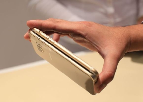  3. Mỏng hơn iPhone 6  Với số đo 6,8 mm, Galaxy S6 và S6 Edge có thiết kế mỏng hơn iPhone 6 0,1mm. Con số này không đáng kể nhưng cũng khiến Samsung phải cắt giảm hơn 2.000 mAh dung lượng pin để đảm bảo độ mỏng trong thiết kế. Mặc dù vậy, sản phẩm này vẫn chưa thể vượt qua Oppo R5 – chiếc smartphone mỏng nhất thế giới với số đo 4,85 mm. (Ảnh: Soyacincau)