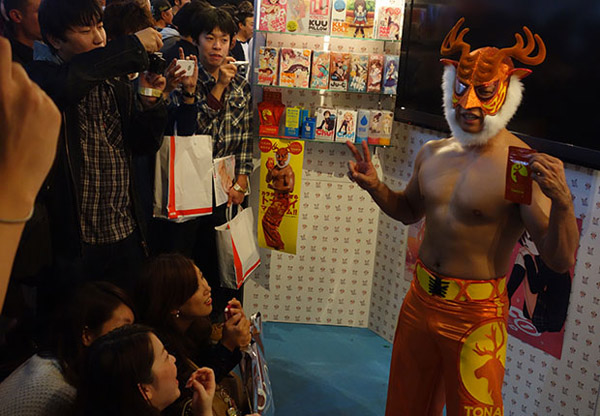 Shimiken xuất hiện tại hội chợ phim người lớn Adult Expo ở Nhật. Ảnh: Details.com